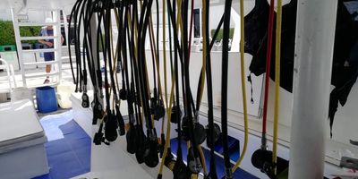 Equipo de buceo dentro de embarcacion