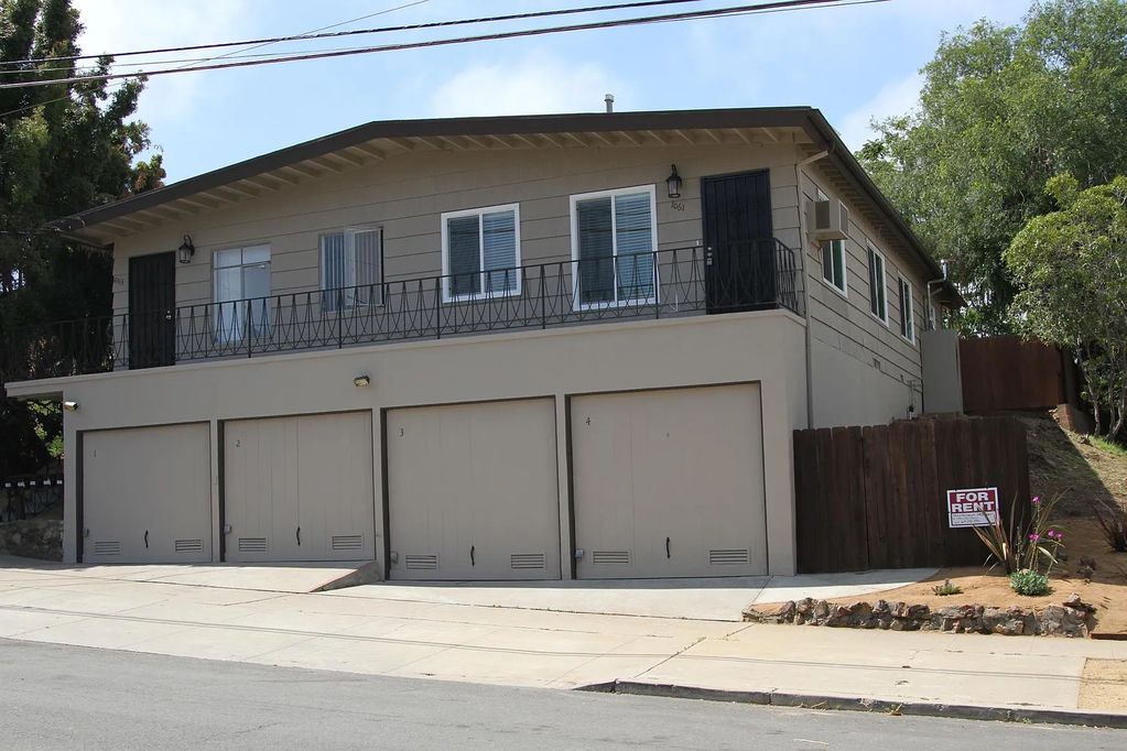 1 bed / 1 bath
1063 Hayes Ave, San Diego, CA  92103
