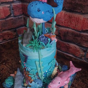 Underwater themed cake with sea creatures.