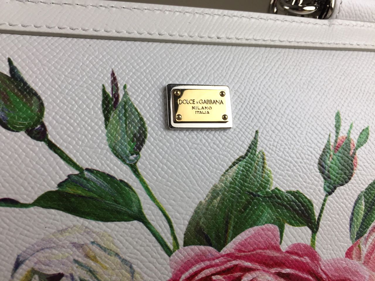 Engraving of the authentic DOLCE & GABBANA bag is very neat, the color is naturally gold