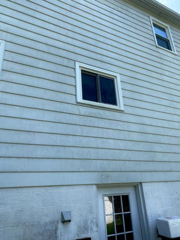 Oxidation chalky aluminum siding.