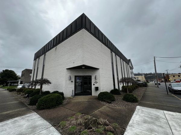 A Building With Bushes in the Front| Charleston Behavioral Center