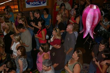 The crowd was shaking it up on the dance floor at the Powerhouse Pub in Folsom, CA, with Phil Vassar