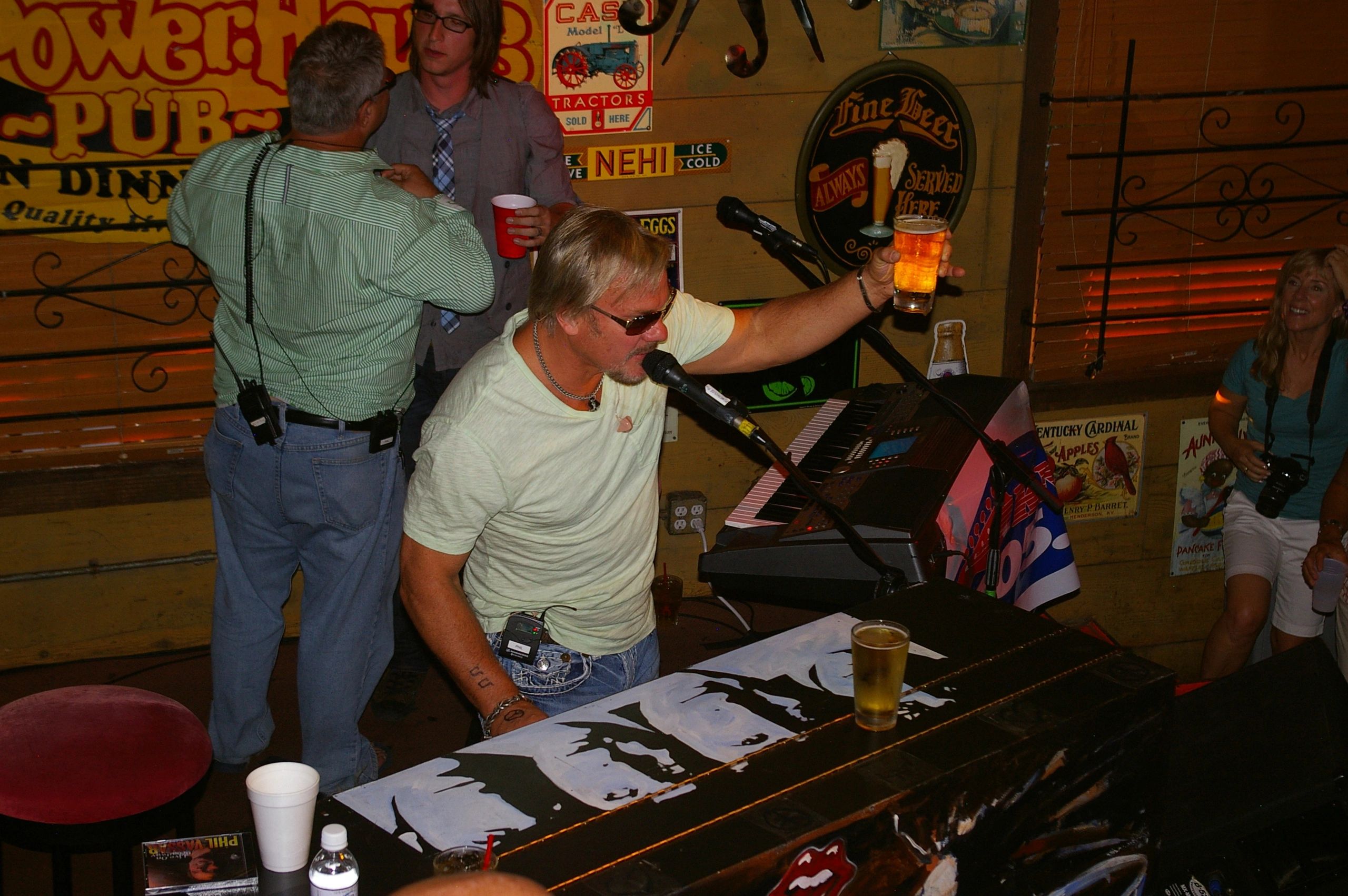 Phil Vassar entertains fans at The Powerhouse Pub in Folsom California, with good old country love.