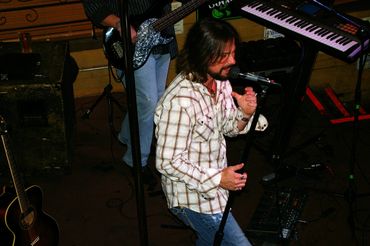 Left of Centre and Frank Garrett tempt   hearts with country music at the Powerhouse Pub in Folsom, A