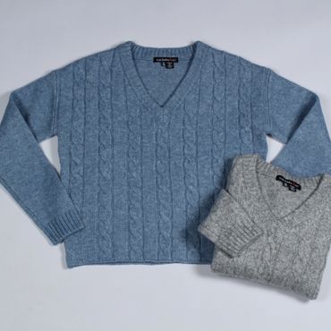 tricot câblé bleu ciel ou gris