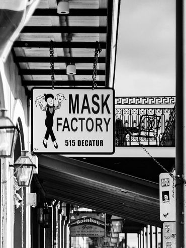 it was raining when i bought the mask
decatur street, french quarter, new orleans
leica typ 240, sum