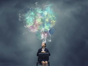 Femme en costume avec des idées colorées.