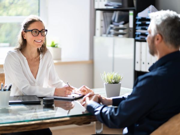 A recruitor having a meeting with a candidate