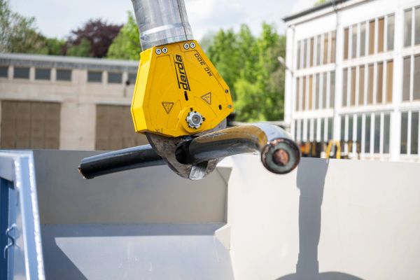 Darda's MC300 cable cutting shear is an excellent solution for jacketed cables. 