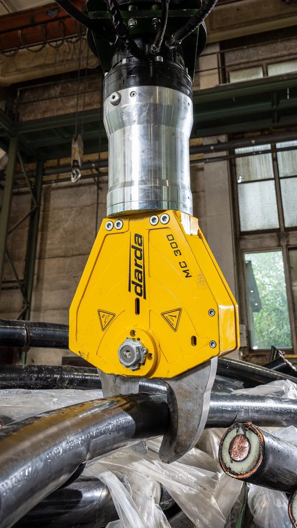 Darda's MC300 multicutter shear attachment. 