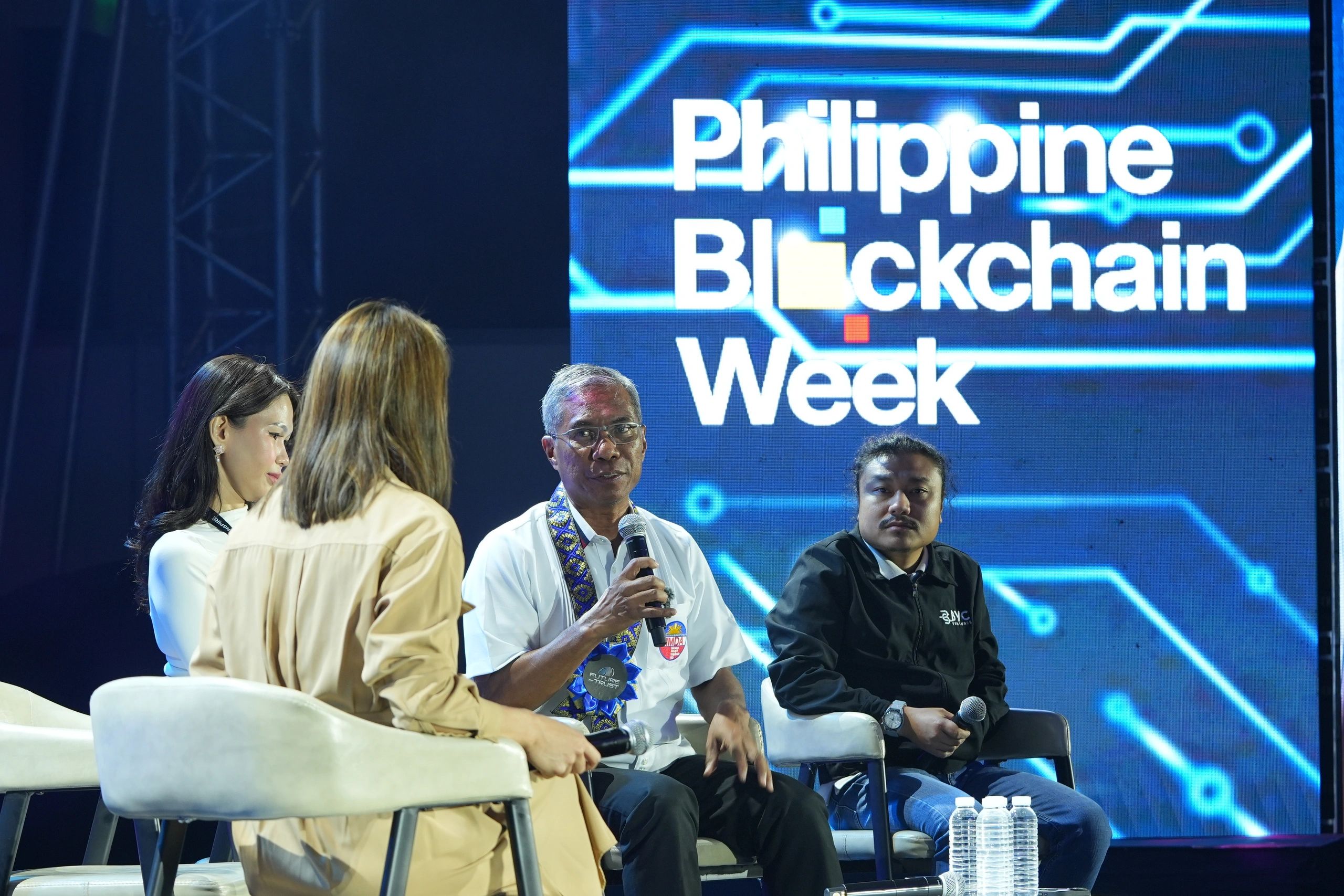 MMDA General Manager Nicolas Torre III (center) speaks with (L-R) Bilyonaryo’s Atty. Karen Jimeno, with Assistant Secretary Lia Badilla of the DILG and BYC Ventures’ Paul Soliman