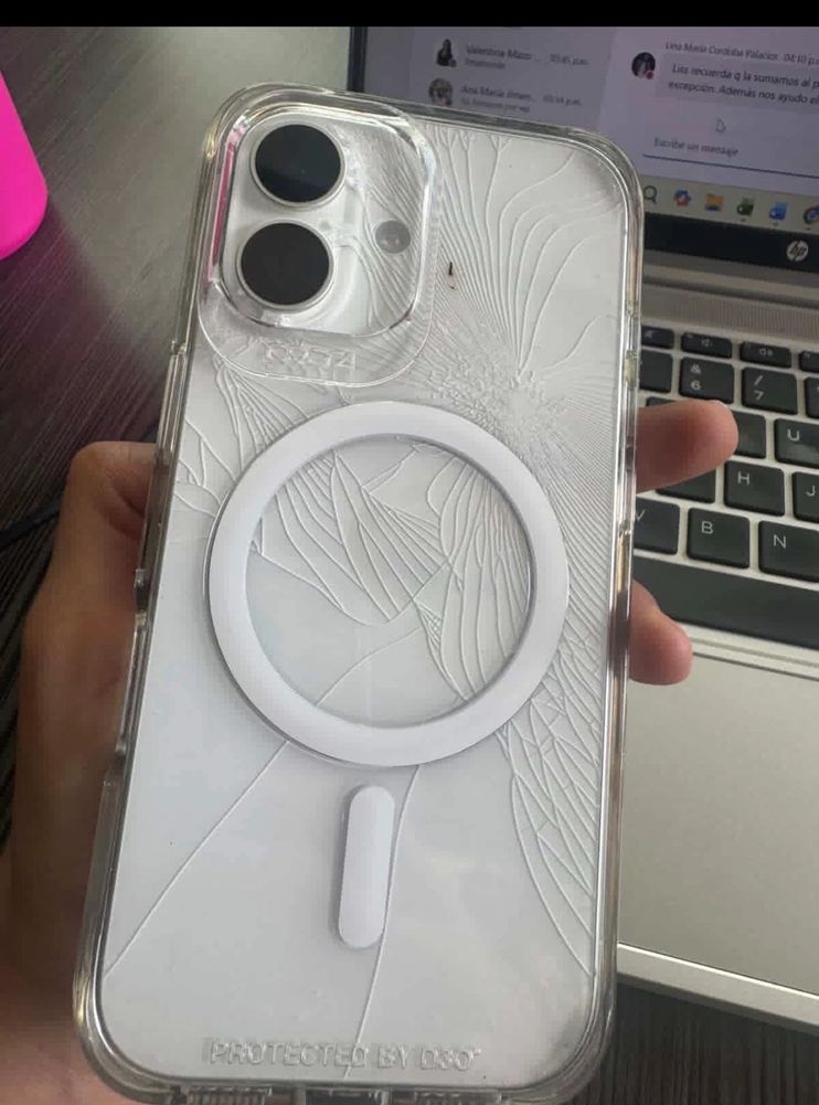 Tapa rota de iPhone 16 