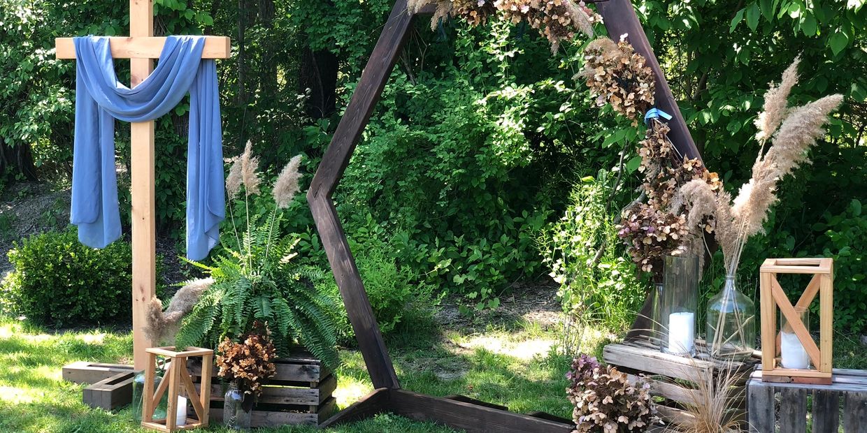 Whether its a wooden cross or hexagon backdrop our wedding venue in Orange County NY has it. 