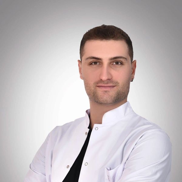 Beyaz önlük giymiş adam portresi.