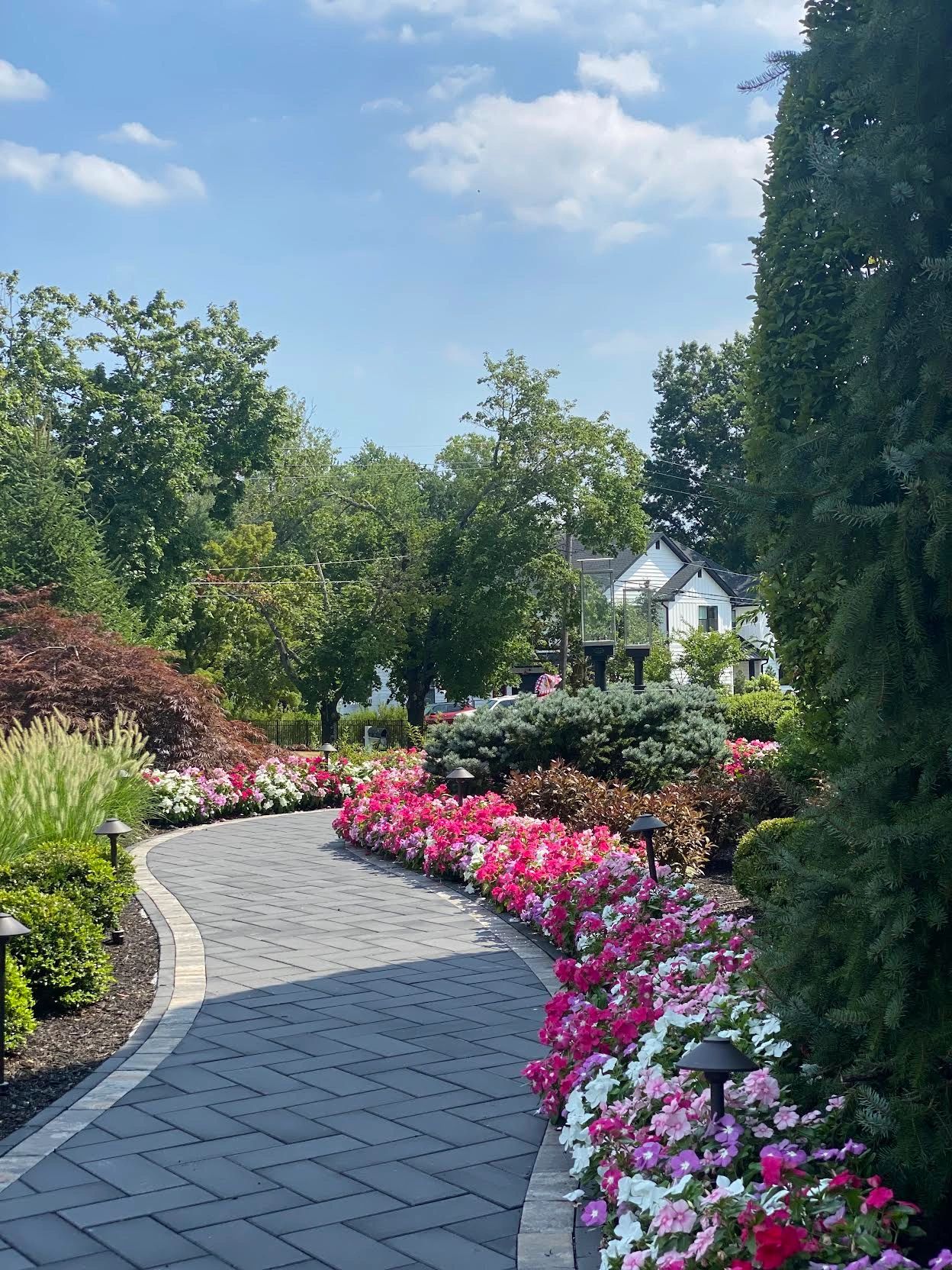 BRADLEY BENNET SIGNATURE LANDSCAPES LLC logo