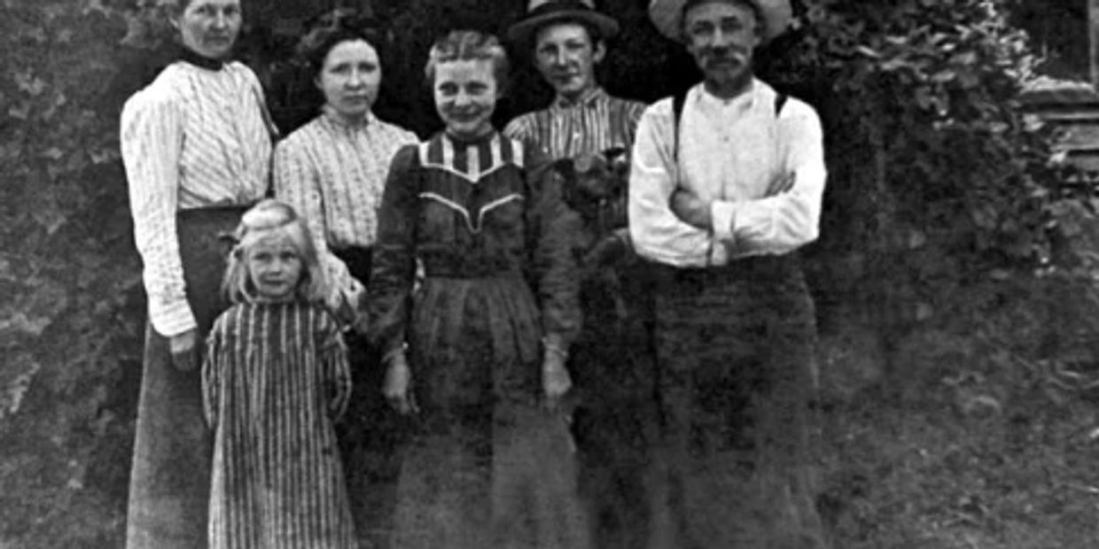Walter and Cora Ashford, Mildred (in front), Zina, Emma, John and Walter. Photo