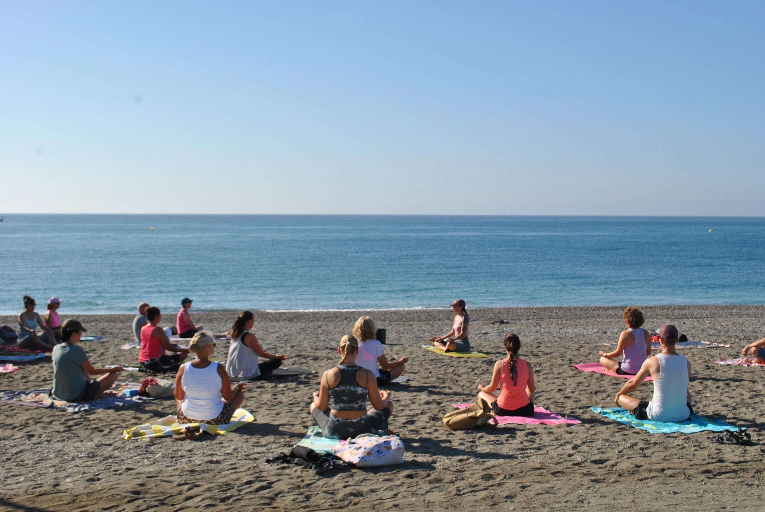 Clases de Yoga en la Playa de Torre del Mar con Nubia Nigrelli