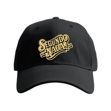 Boné preto com a frase "Segundo Nada!" escrita em amarelo.