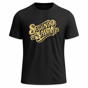 Camiseta preta com frase 'Segundo Nada!' em amarelo.