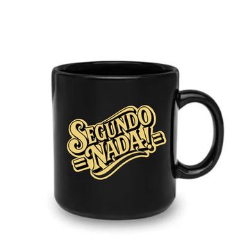 Caneca preta com frase "Segundo Nada".