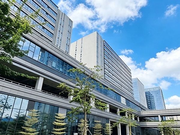 现代高层办公楼与蓝天白云。