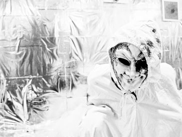 Foto WIP com artista caracterizado de msensorial em idumentária temática