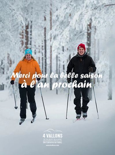 Deux personnes font du ski de fond en hiver.