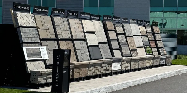 Le présentoir extérieur des produits Techo-Bloc chez Décorome à Varennes