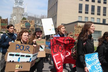Manifestation dans Sainte-Thérèse lors de notre grève pour le climat en avril 2023