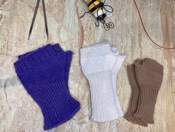 Fingerless gloves in various sizes