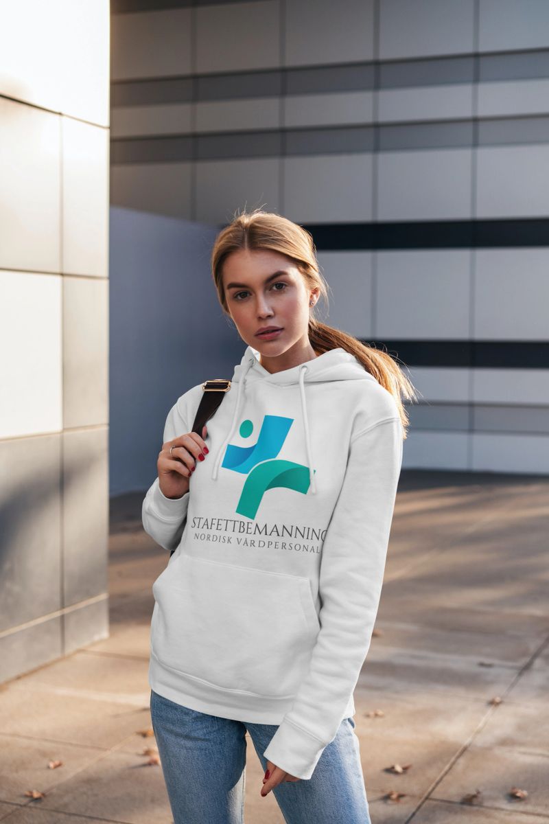 Brunette woman wearing a hoodie outdoors_Stafe.png