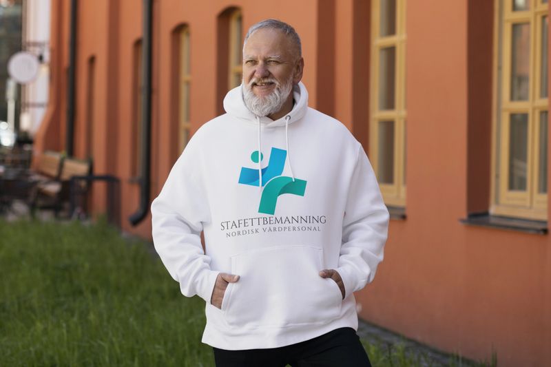 Man wearing a hoodie outdoors_Stafettb-4faa859.png