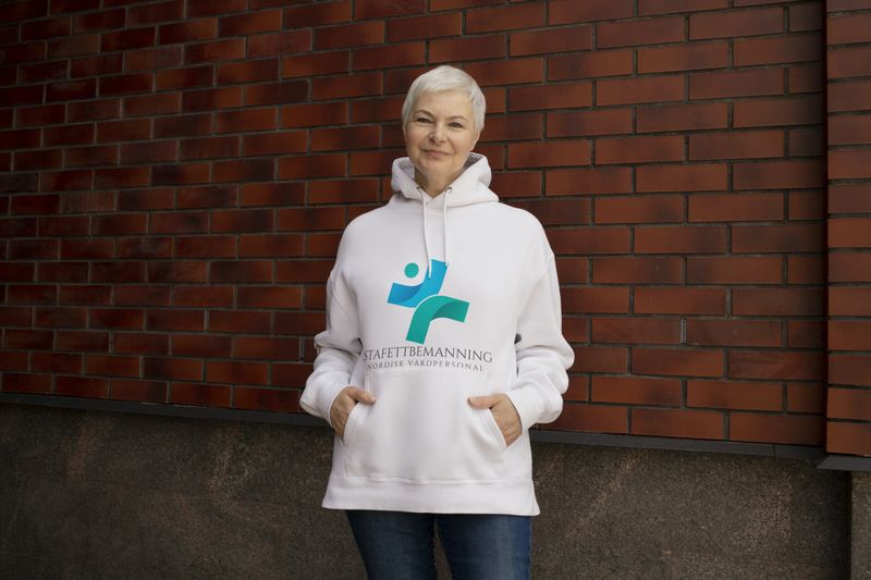 Woman wearing a hoodie outdoors_Stafettbemanni.png