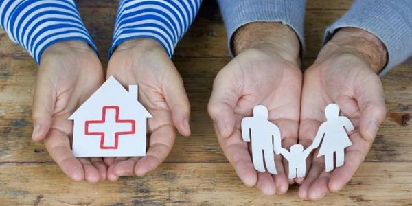 deux mains jointes tenant d'un côté une maison et de l'autre une famille, santé de nos proches 