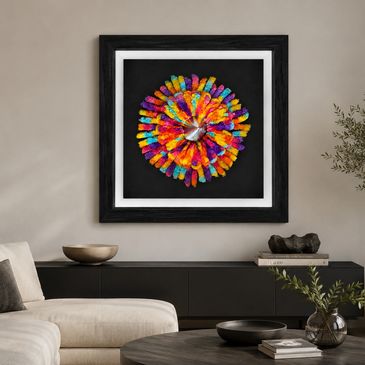 Reloj de pared colorido en decoración moderna.