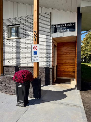 Entrance of Dr. Jacinthe Lapalme's dental office with flowers outside.