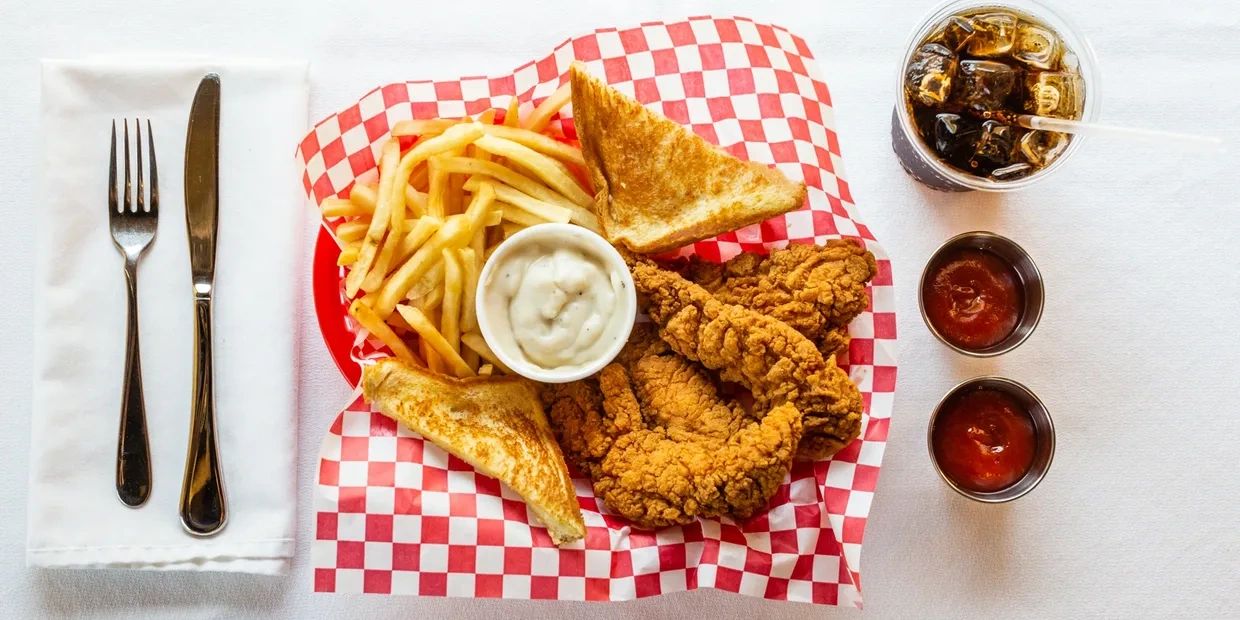 A picture of the samosas, fries and krisps in a bowl 