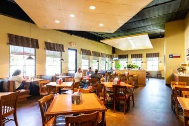 A picture of the guests eating at the restaurant