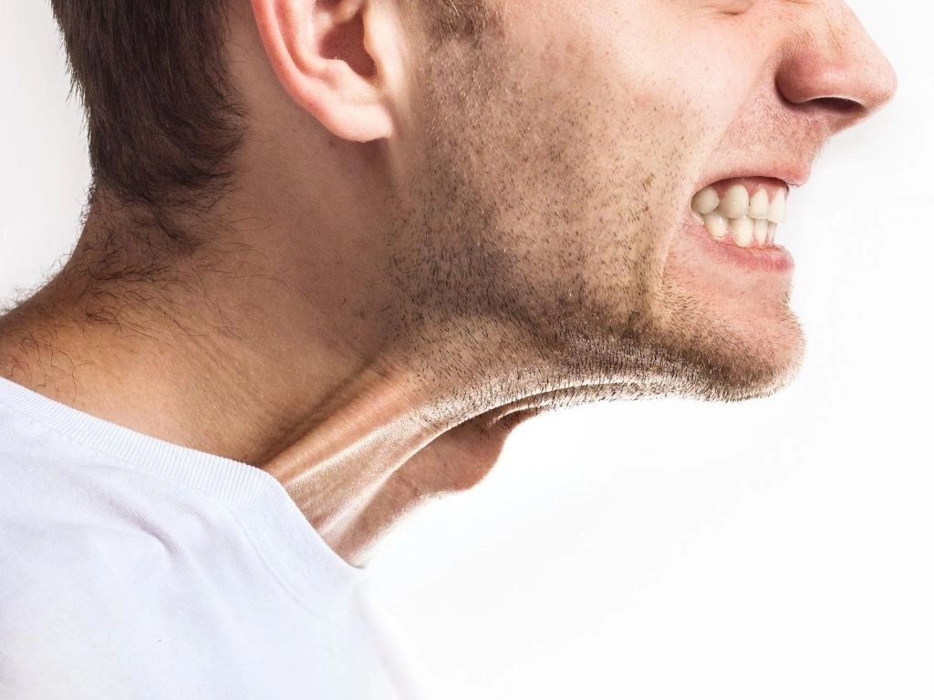 Stres, bedende yalnızca zihinsel bir durum olarak kalmaz; kendini kaslarda da somut biçimde gösterir. Özellikle masseter (çene kası), temporalis ve trapez gibi kaslar, duygusal gerilimin en çok biriktiği bölgeler arasındadır.