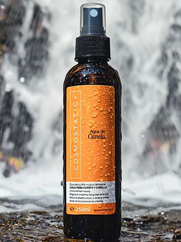 Frasco de spray con agua de canela para cuerpo y cabello.