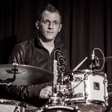 Der Schlagzeug-, Cajón- & Percussionlehrer Patrick Schneller beim Schlagzeug spielen
