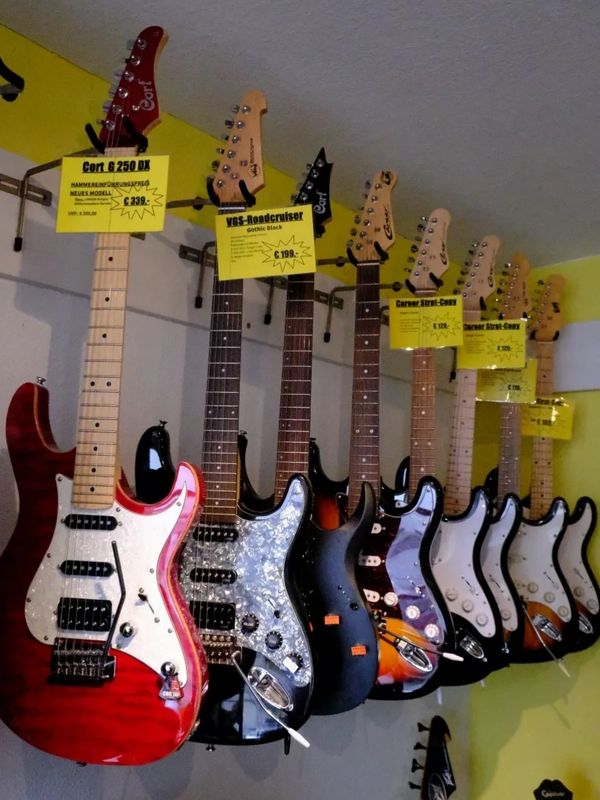 E-Gitarren, die im Laden hängen und zum Verkauf stehen