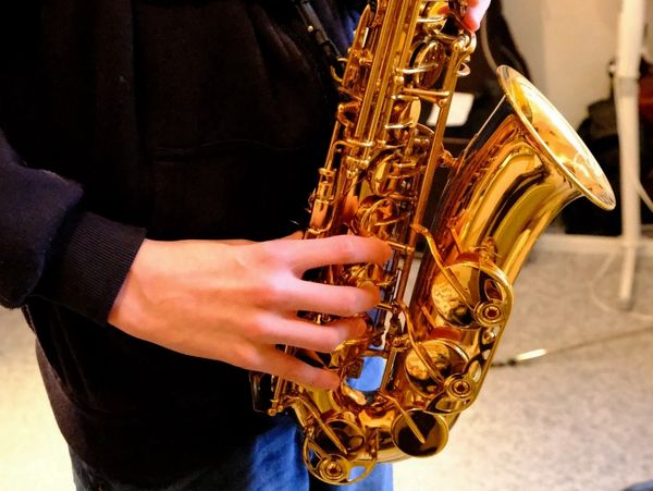 Es wird Saxofon gespielt