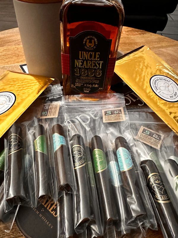 Escape into a world of romance and luxury with the Couples Retreat 3-Cigar Experience of love. ❤️ 