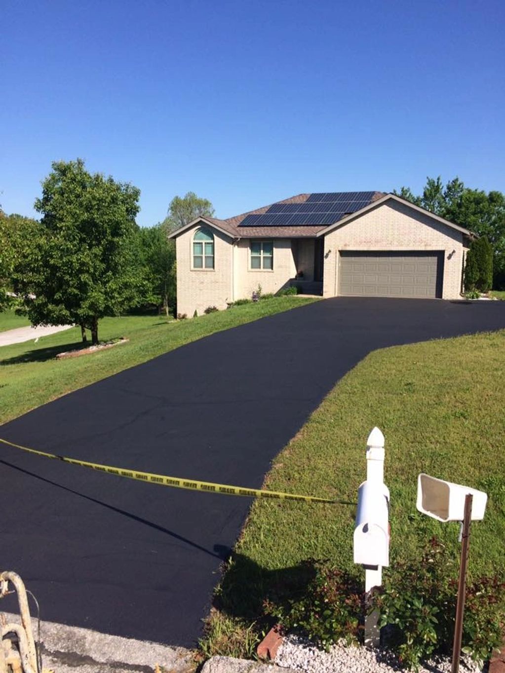 sealcoating and crackfilling on driveway in ozark mo