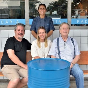 Quatro sócios na frente da primeira padaria St. Chico