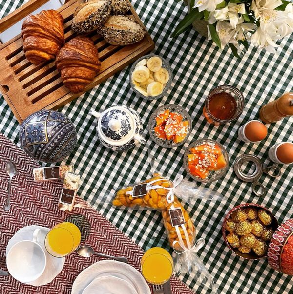 Mesa de Páscoa da St Chico com pães frescos, croissants, frutas e nozes, ovos de Páscoa