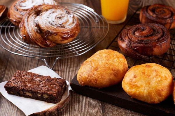 Cinnamon roll, pain au raisin, pão de queijo e brownie da St. Chico 