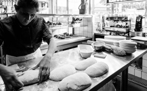 Padeira chefe Helena Mil-Homens preparando a massa de pães orgânicos, fermentação lenta